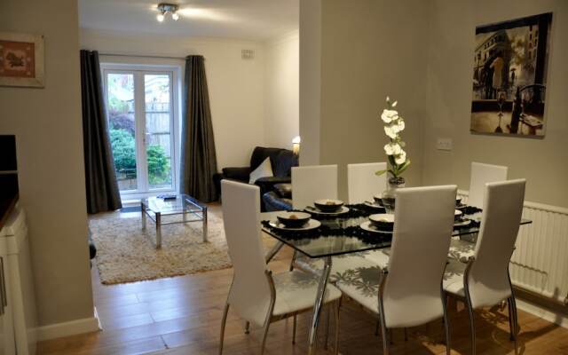 Fabulous,3 bedrooms, garden, hot tub, sleeps 8.