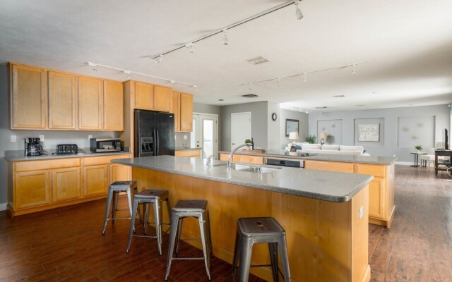 Soak In Oak Sleeps 14 Best Location