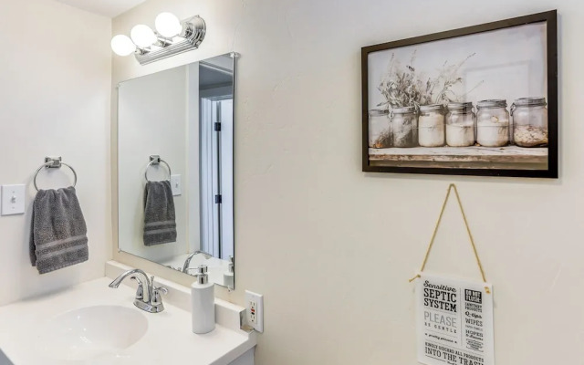 Patio & Mountain Views: Farmhouse in Mancos!