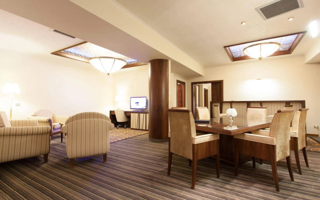 Metropolis Hotel