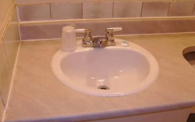 Queensway Court Motel