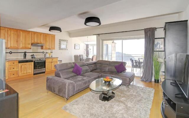 Spacious 2 BR Apt LuxeView- OldTownView, 10min to town