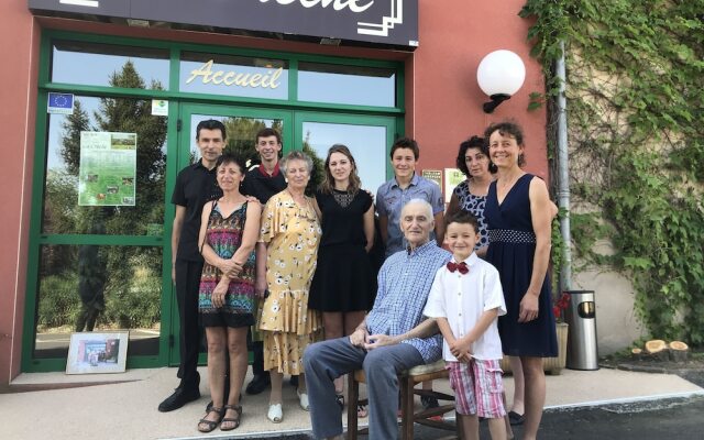 Hôtel-Restaurant La Crèche et sa piscine intérieure - Logis Hôtels