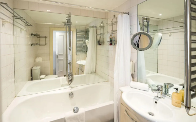 Sleek Simple & Peaceful 1Bd Flat Kensington