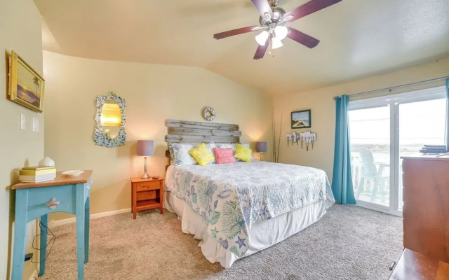 Bay View, Pool Access: Romantic Galveston Retreat!