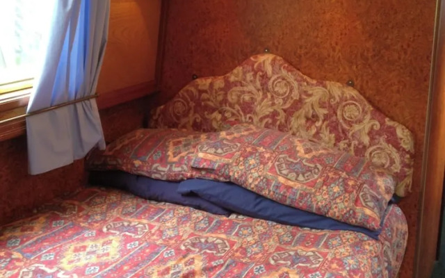 Stone - Boat - Sleeps 6 - Pet Friendly - 85ws