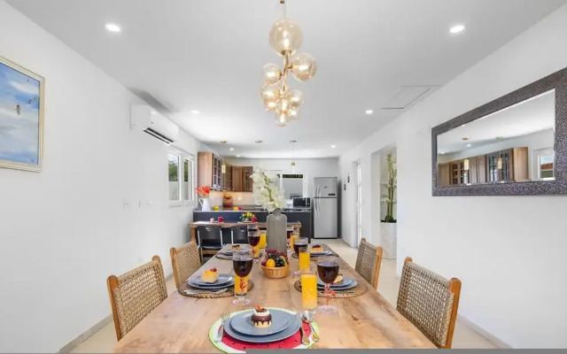 Spacious Renovated House Prvt Pool 5 min to Bch