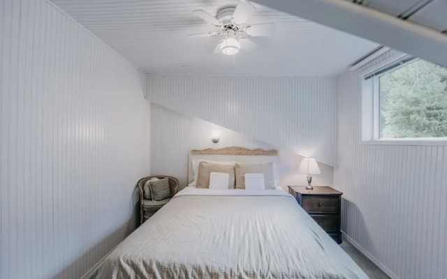 13sl - Hot Tub - Pets Ok - Wifi - Sleeps 8 2 Bedroom Home by RedAwning