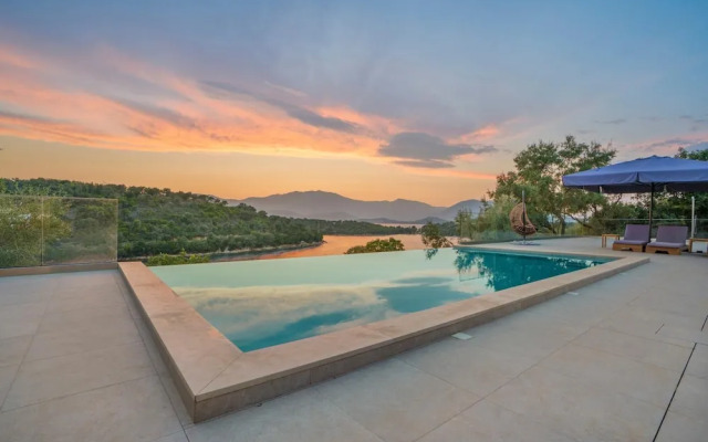 Villa Chriselia - 3 Bedrooms With Sea Access