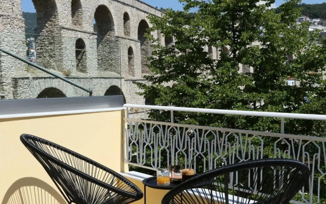 Under the Aqueduct boutique house