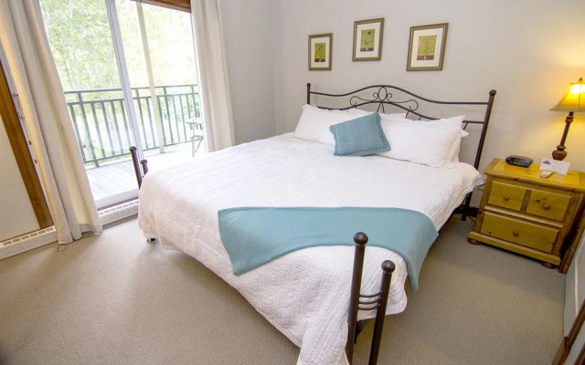 Tremblant les Eaux by Location ADP Tremblant