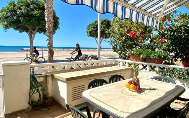House in front of the beach with sea view
