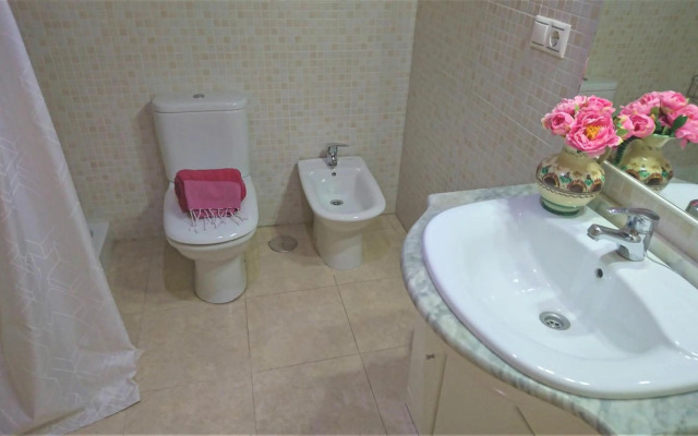 Fantastic apartment with private patio BEACH 10 mins walk