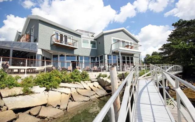 The Boathouse Waterfront Hotel & Marina
