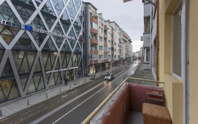 Elegant 2bdr Apartment With a Balcony