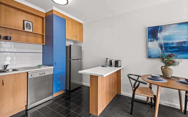 Cosy 1-bed Balcony Unit in Quiet Street by Shops – Kitchen – Melbourne