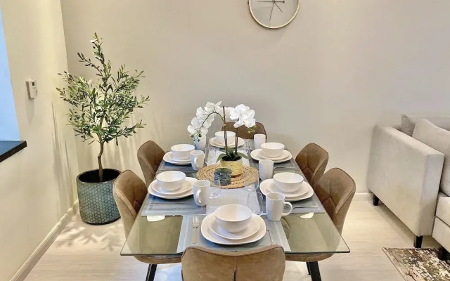 Whitesage - Lakefront Apartment Amidst Parks With Lake Access