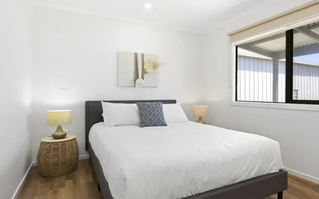 Spacious 2-bedroom With Private Parking Access