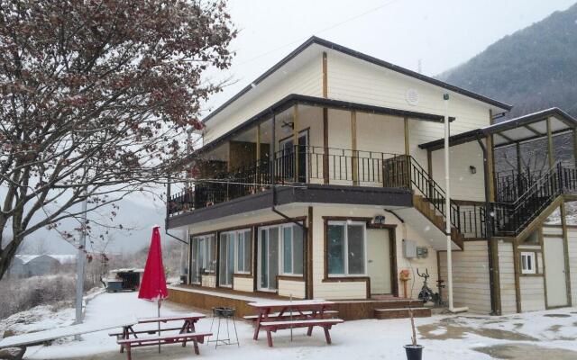 Kkeomeokda-ri Pension