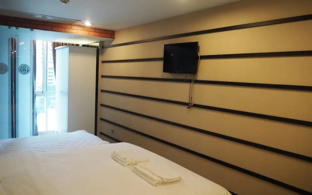 7B - 5 Bedroom Downtown Penthouse With Shared Pool