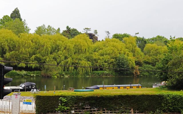 Shillingford Bridge Hotel