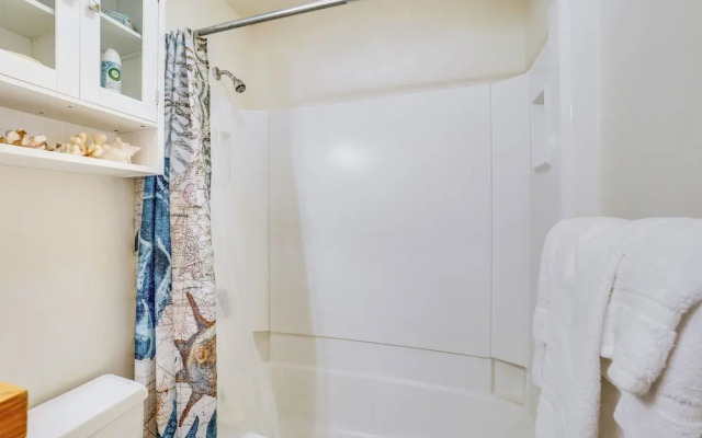 Kaunakakai Condo w/ Private Lanai & Ocean Views!