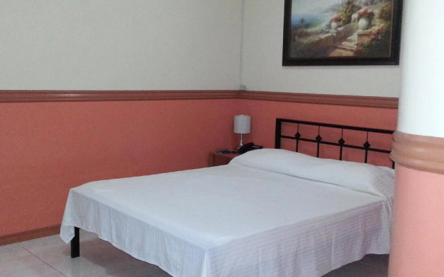 Kokomos Hotel & Restaurant