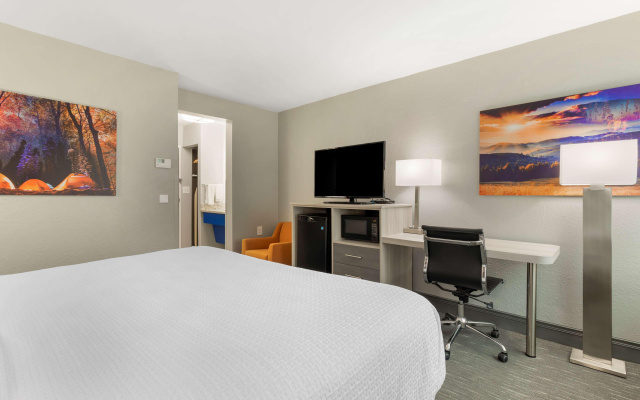 Best Western Plus Cleveland Inn & Suites