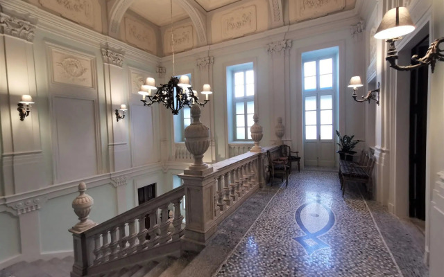 Royal Palace Luxury Suites & Hotel