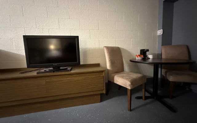 J-E Hotel & Suites