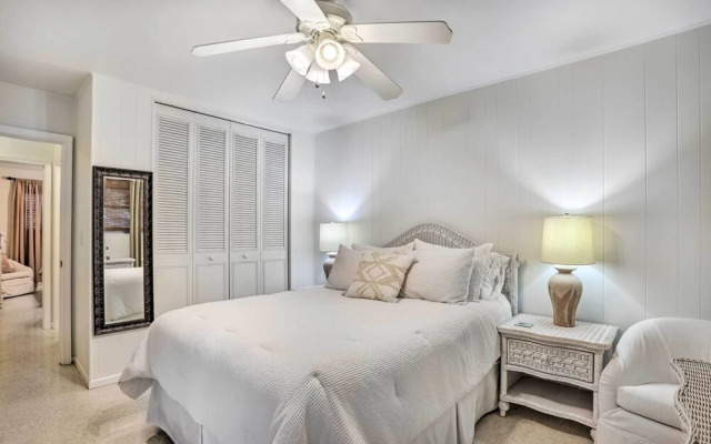 Vibrant Stuart Getaway w/ Private Hot Tub!