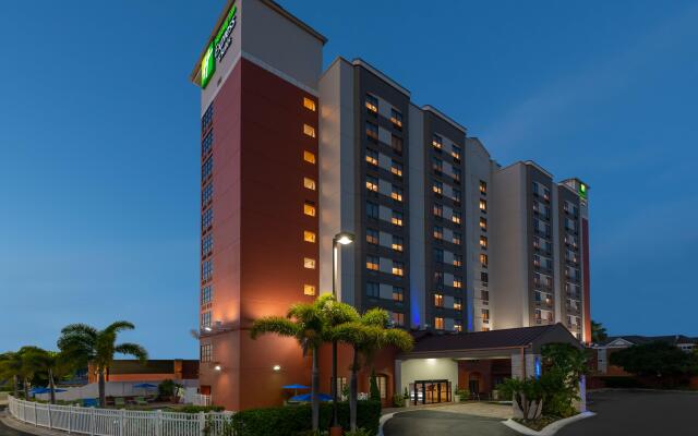 Holiday Inn Express & Suites Nearest Universal Orlando, an IHG Hotel