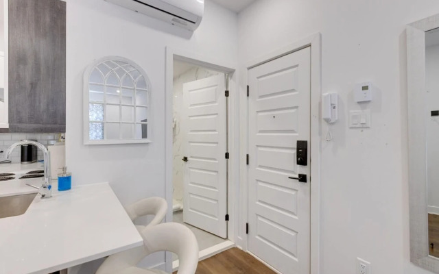 M11 Upscale Studio w Queen Bed AC Prime Location