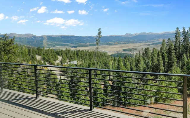 Mountain Vista 3 Bedroom Chalet by RedAwning
