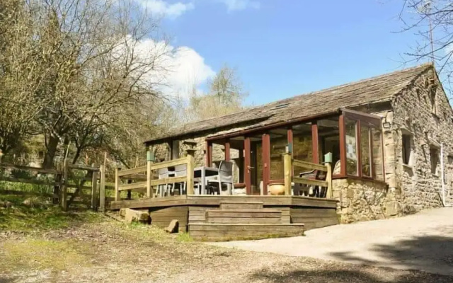 Red Squirrel Haven 2BR House - Sleeps 4 - Parking