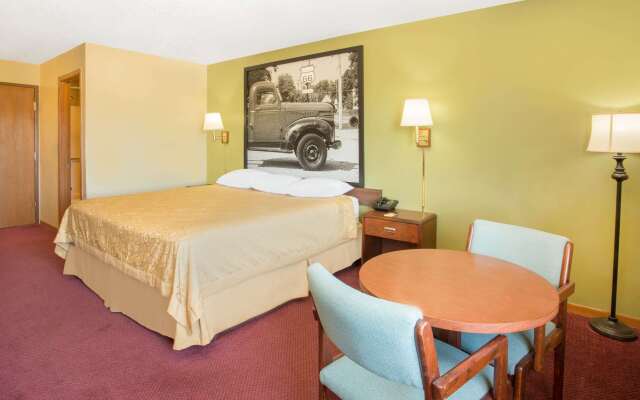 Super 8 by Wyndham Normal Bloomington