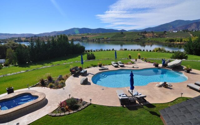 Lake's Edge Tuscan Lodge