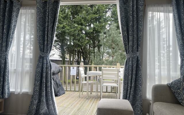 Cosy 3-bed hot tub Lodge in Pr3