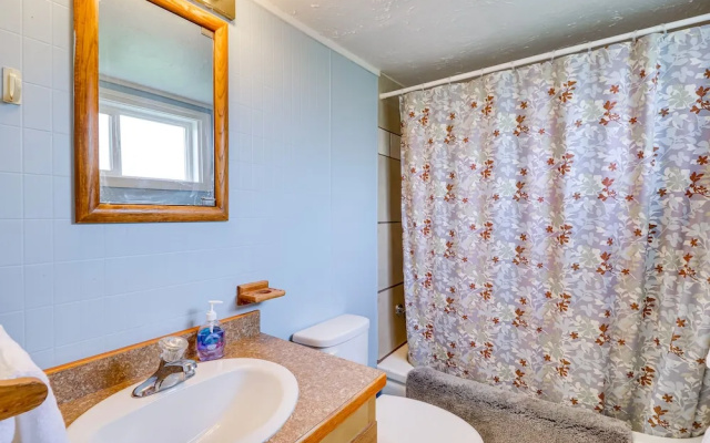 Pet-friendly Home w/ Yard & Mountain Views!