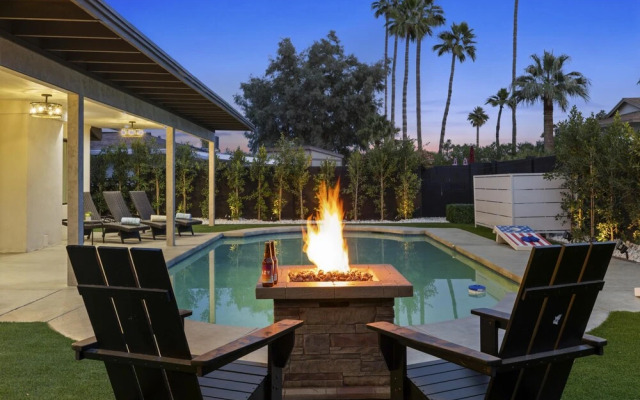 Valley View Chic Home w Backyard Oasis