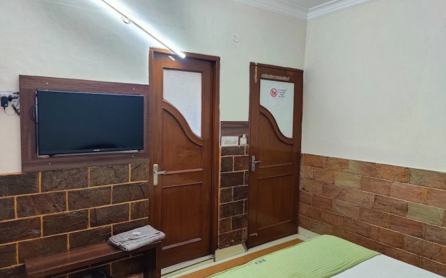 Harish Guest House -Railway Station Road