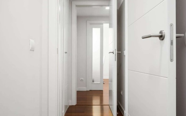 Modern 2 Bedroom Apartment Near Retiro Close to Metro
