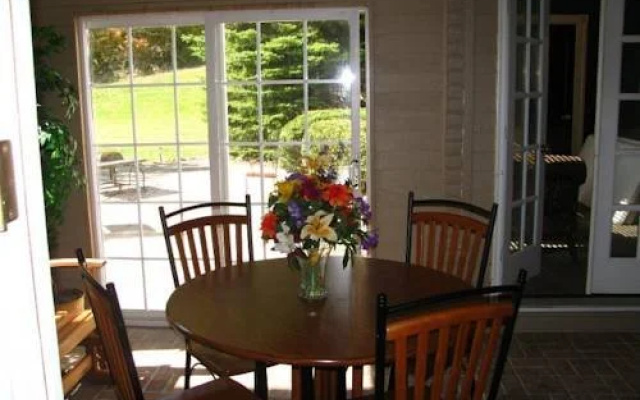 Spruce Hill Inn Mansfield