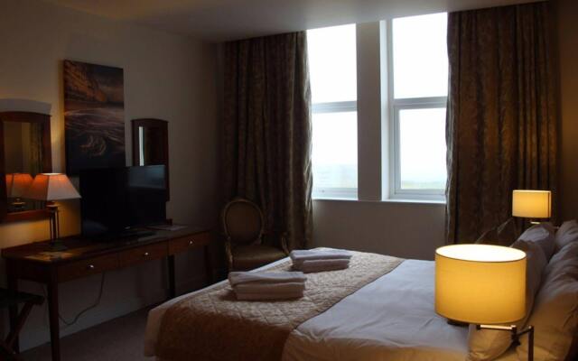 Admiralty Hotel & Restaurant