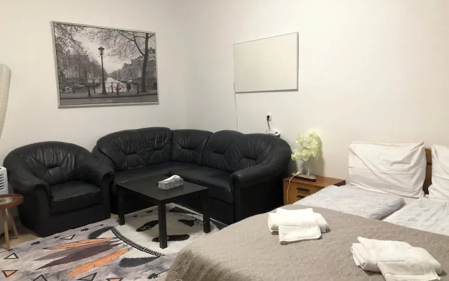 Charming 1BR Apt With Garden Danube