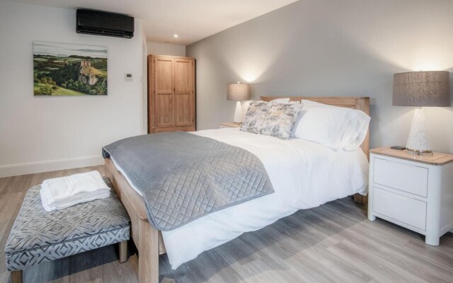 Suite 2 - Sleeping Giant Hotel - PEN Y CAE Inn