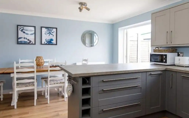 Charming Bolthole 400m to Beach