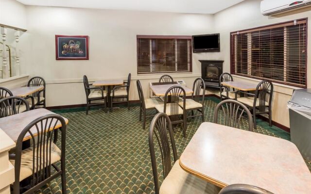 Super 8 by Wyndham Bloomington University Area
