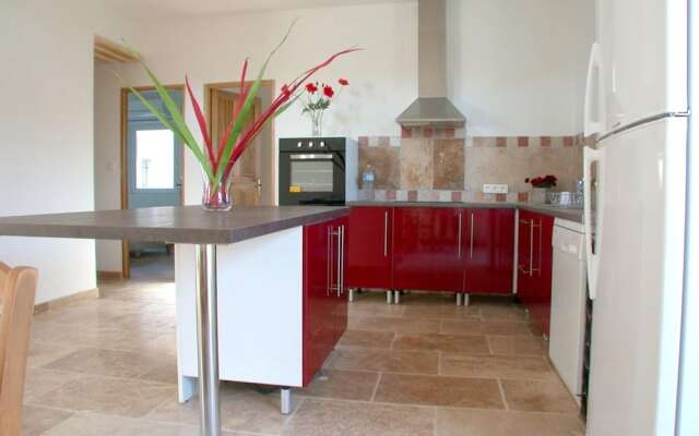 Villa With 3 Bedrooms in Saint-saturnin-lès-apt, With Wonderful Mounta