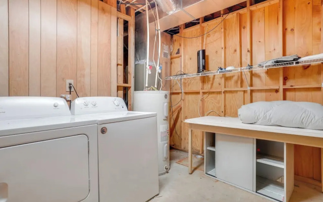 Private Hot Tub & Game Room: Cleveland Getaway